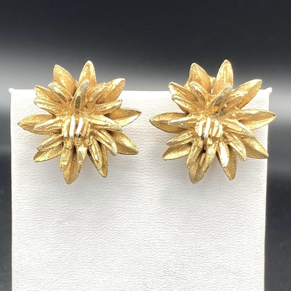 Vintage Jewelry - B S K Gold Starburst Earrings vintage Cameo clasp